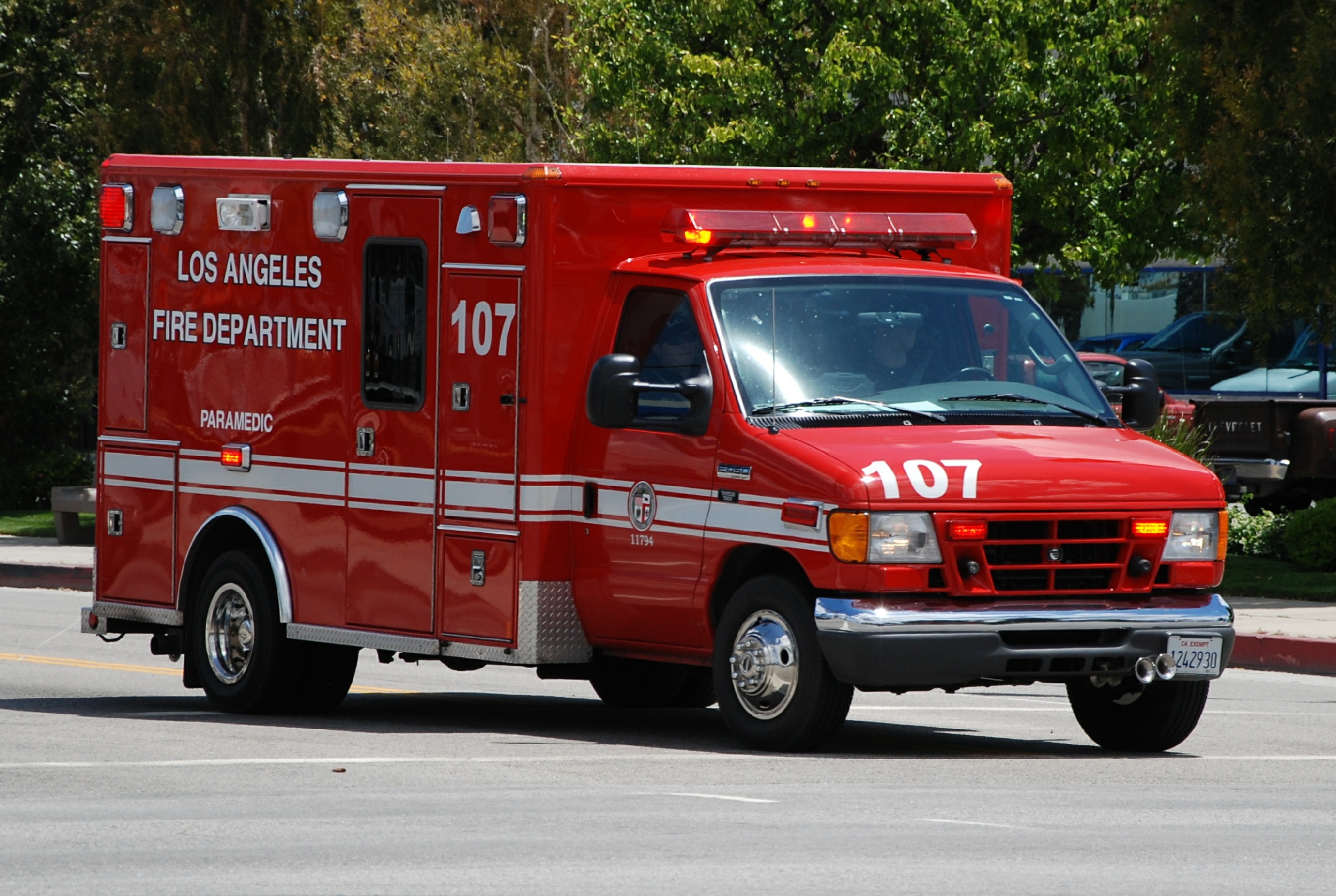 Ambulance arrive. Los Angeles Ambulance LAFD. Парамедик LAFD. LAFD ems Ford 450. Лос Анджелес 1980 Ambulance.