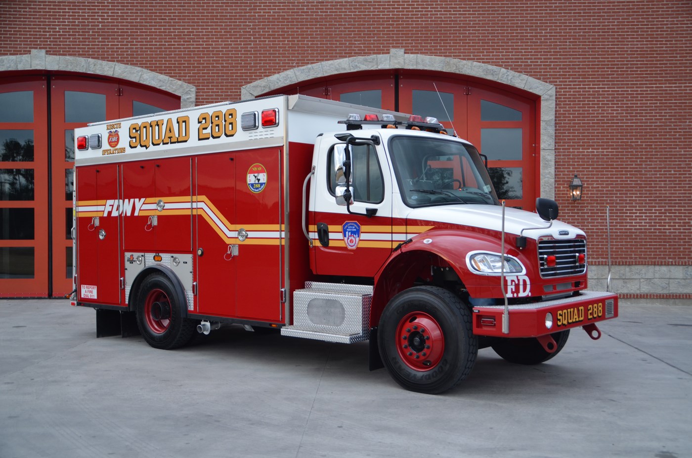 Включи станция пожарная машина. Пожарная машина Форд ц 8000. Freightliner пожарный. Пожарная машина FDNY. Пожарная машина в Индии.